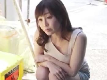 性的欲望が爆発寸前の美麗人妻がゴミ捨て場で出会った若い作業員と中出し密通交尾!!