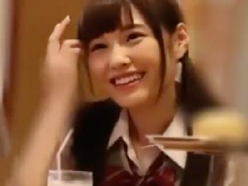 中年彼氏の男性器を笑顔で咥え込む女子校生