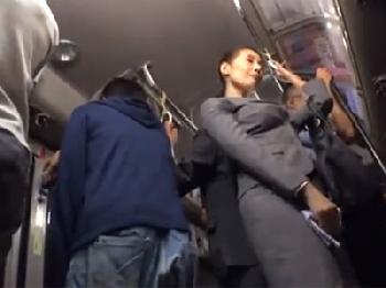 熟女会社員が電車内で痴漢され→受け入れてその場SEX展開