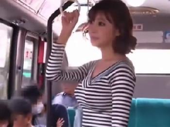 逃げる場所の無いバスの中で冷酷非道な男に痴漢されて昇天する巨乳美女