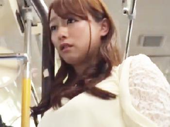 満員バスに乗り込んだ尻軽お姉さんが学生に逆痴漢してひそかに性行為