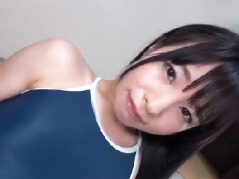 キラキラした目でペニス舐めて射精させてくれる黒髪スクール水着美少女