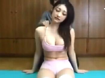 腰はくびれて胸は巨乳の極上BODY美女をマッサージ中に襲って割れ目に挿入!!