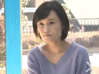 なし崩しで絶倫男に挿入される貧乳の華奢な女子大生