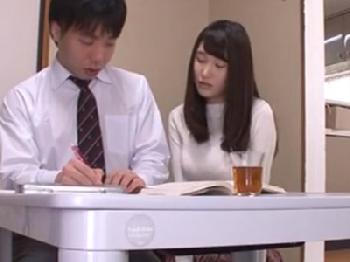 訪ねてきた男とノリで乳房射精性交するとんでもない人妻