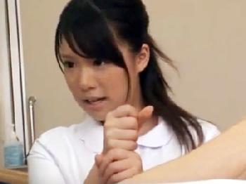 入院中の患者の自慰行為を見つけたナースがシコシコお手伝いからの筆おろしセックス