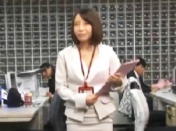他の社員が事務してるオフィスで挿入される望月りさW