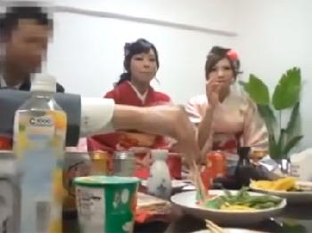 和装姿の美女が家飲みで酩酊→そのまま複数人との性行為