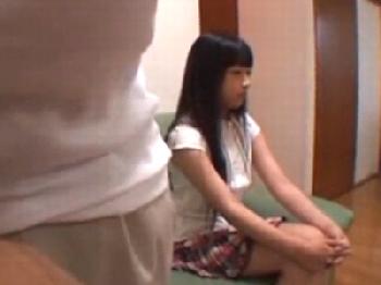 変人の中年男があどけない少女にコンドーム非装着で挿入するハメ撮り膣内射精