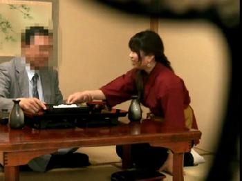 出張先の旅館で仲居におひねり渡して布団に押し倒す