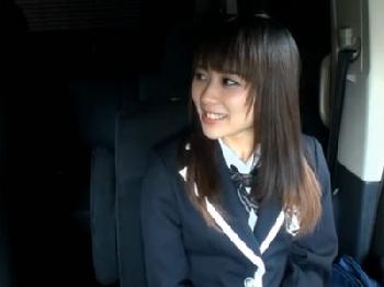 あどけない笑顔がチャーミングな制服美少女に遠慮なくゴムなし挿入膣内発射