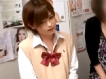 親同伴で来た女子校生にオイルきわどいマッサージ仕掛けた挙句オメコ内での直接射精までしてるガチ冷酷無慈悲な整体院