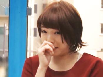 医者を夫に持つキュートな童顔若妻がマジックミラー号でパイパンにされてペニス挿れられてしまう