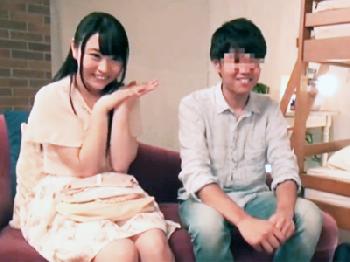 男を惑わす魔性の萌え系女子大生が彼氏のすぐそばで友人とコンドーム未装着の膣内射精交尾