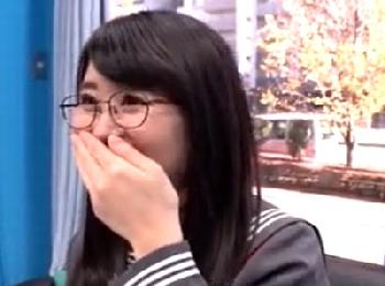 地味系メガネの女子校生がマジックミラー号へ→初めて性の快楽に目覚めて顔面発射