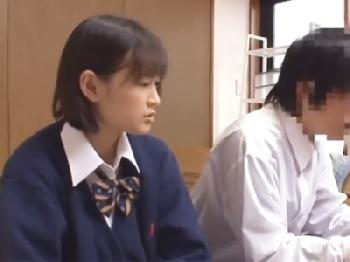 後輩に土下座切願されてコンドーム非装着の膣内射精交尾許した女子校生