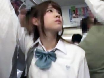 美少女女子校生が電車で中年男性たちに痴漢に性的暴行されてぶっ壊れる