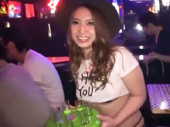 バーのギャル店員と店内で膣射交尾!!他のお客に見られながらイキ乱れ