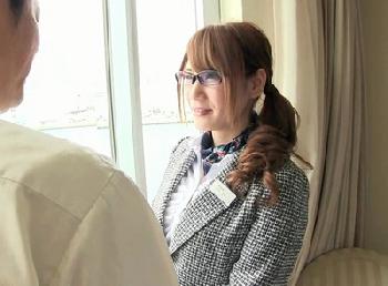 出張先のビジネスホテルでホテルウーマンと2人きりに…ありがちな光景だけどはアリなのか!?