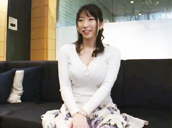 自ら電動マッサージ器でイってみせるふしだらな巨乳素人お姉さんと淫靡なランジェリー性交