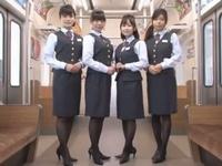 とても綺麗な女性乗務員たちが乗客のペニスを優しくご奉仕