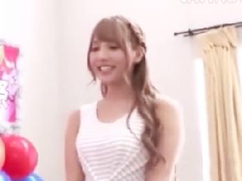 三上悠亜が日頃の感謝を込めてファンの男性器を至高の性奉仕!!