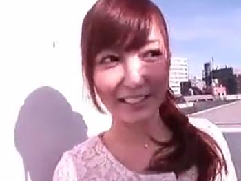 とても綺麗な人妻の野外フェラチオで予想外の精液暴発