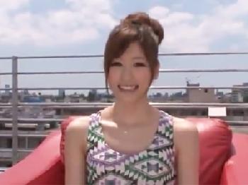 爽やかな笑顔の美少女が青空の下で水着で射精するまで口内性交してくれる