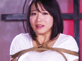 巨乳お姉さんが複数男に縄化粧され終わらないイラマ拷問にぶっ壊れて尿失禁晒する