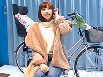 ママチャリのサドルにムラっときた素人人妻をマジックミラー号寝取り