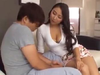 巨乳のふしだらな母に性的に誘われて耐えきれずに禁断のオメコへ直接射精