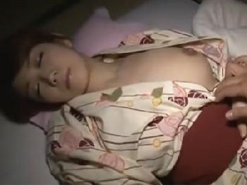 和装姿で眠っていたお姉さんを夜這い→そのまま合意挿入で種付け成功