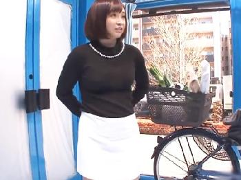 ペダル連動の快楽サドルで若妻が潮吹き快楽エクスタシー