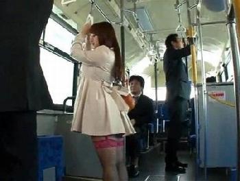 自分から再度痴漢されるためにガーターベルトでバスに乗り込む痴女