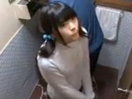 旅館先の便所で冷血男に性的暴行される美少女