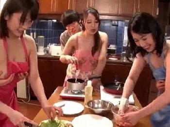 マダムたちは性的欲望が暴走寸前!!息子を連れたホームパーティーエロ企画で母子を入れ替えての大スワッピング