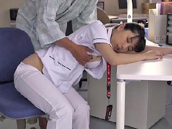 夜勤中に居眠りしているナースを夜●いする患者様