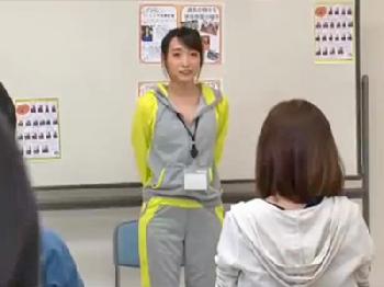 痴漢したら自分から腰ふる痴女だった体操教室のインストラクター