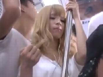 電車で痴漢してノリノリだったギャルを公衆便所に連れ込み性行為