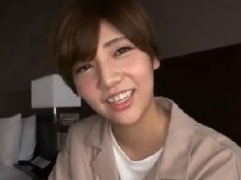 ショートヘアの似合う素人お姉さんを薄暗い部屋で挿入→精液顔面射精