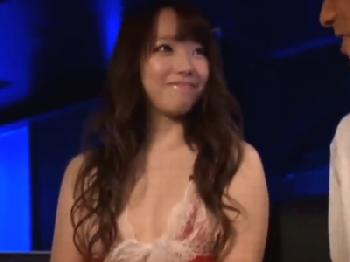 可憐なピンサロ嬢と店内で本番性交