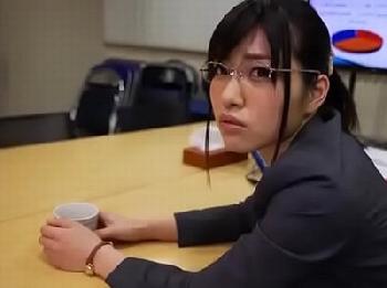 上司の事が大好きな新人女性会社員とみんな帰ったオフィスで車内LOVE