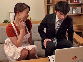 昇進のために妻を寝取らせる冴えない男性会社員