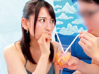 ビキニ美女がチェリーボーイにゴムなしで筆おろし