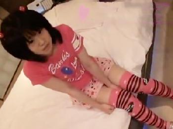 アウトすぎるミニ系娘のパイパン膣に大人ペニスねじ込み膣射交尾!!