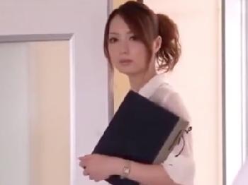 授業中に密かにマンズリこくような男たらし女教師を3P性交でお仕置き