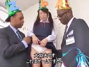 英会話教室の黒人ティーチャーに同時挿入される生徒