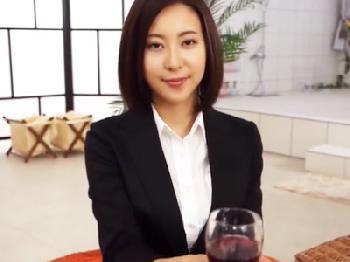 現役マナー講師のソープランド嬢が生女性器で入念にペニスのおもてなし