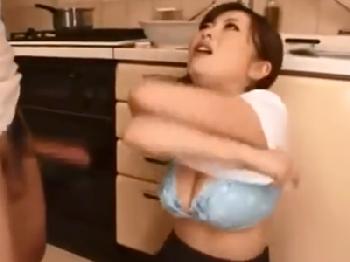 マジックミラー号に乗り込んだ人妻たちが久しぶりの若い男にムラっと興奮しフェラチオ