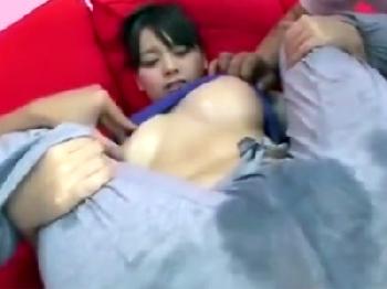 感度が抜群に良い女性器を激しく刺激された結果潮吹きが止まらない美少女を全力の性交